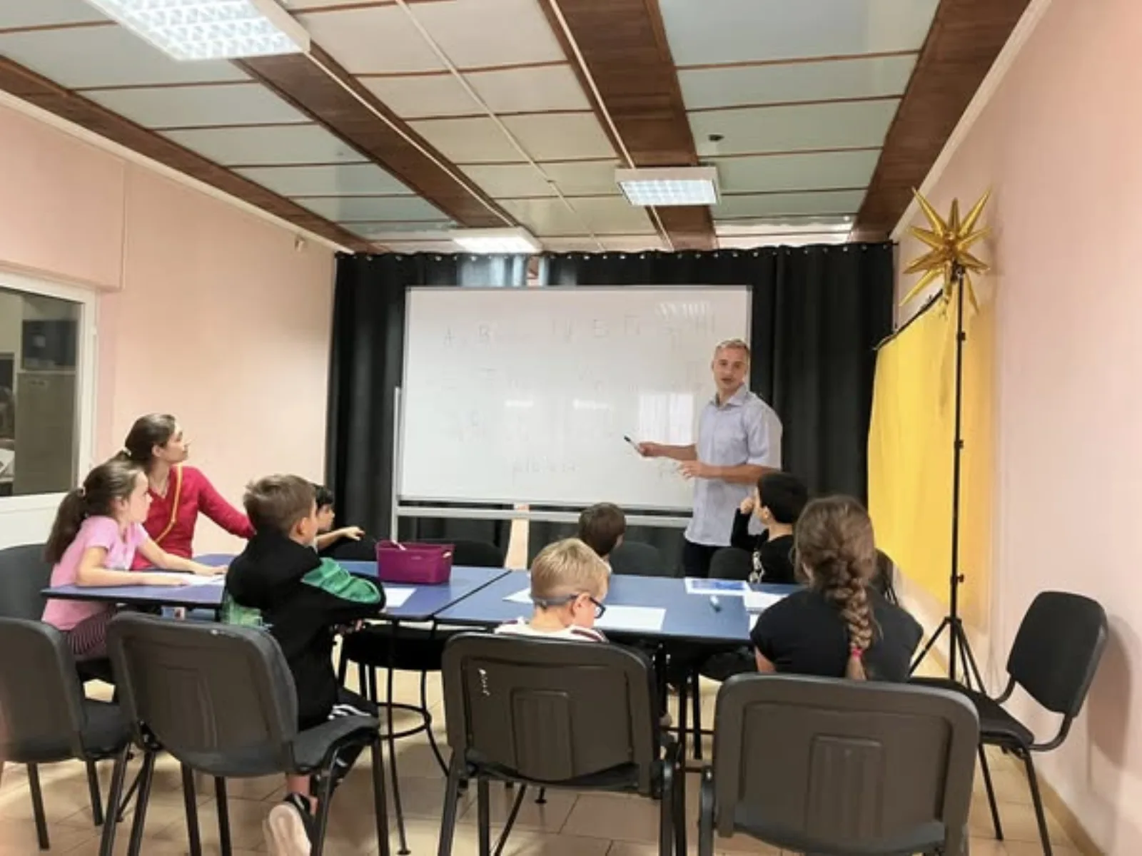 Educatoare lucrând cu un grup mic de copii