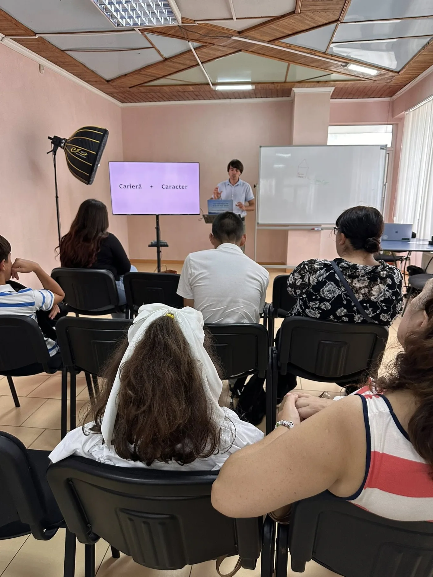 Prezentare „Carieră și caracter” în sala centrului