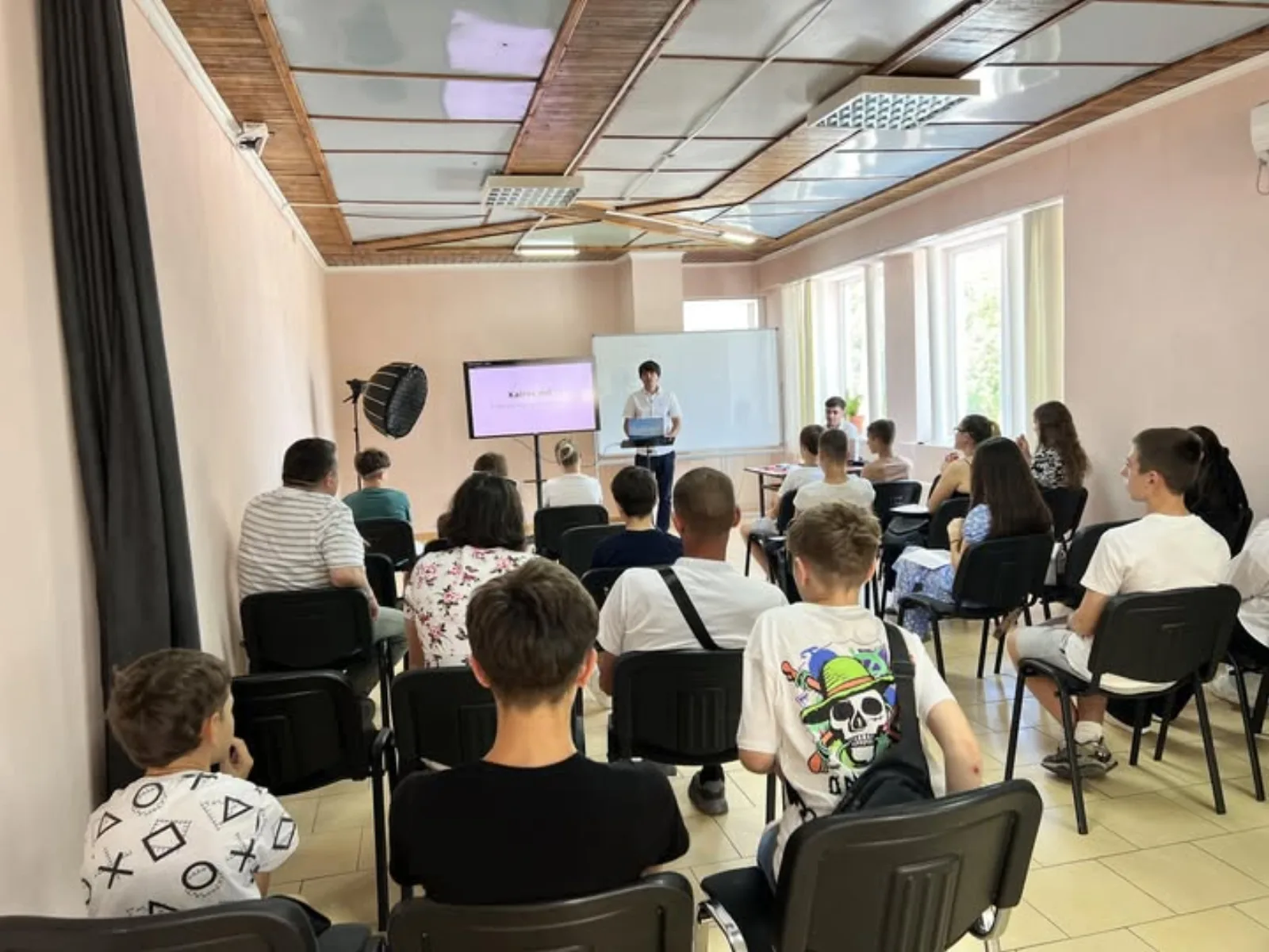 Sală plină la un seminar Kairos